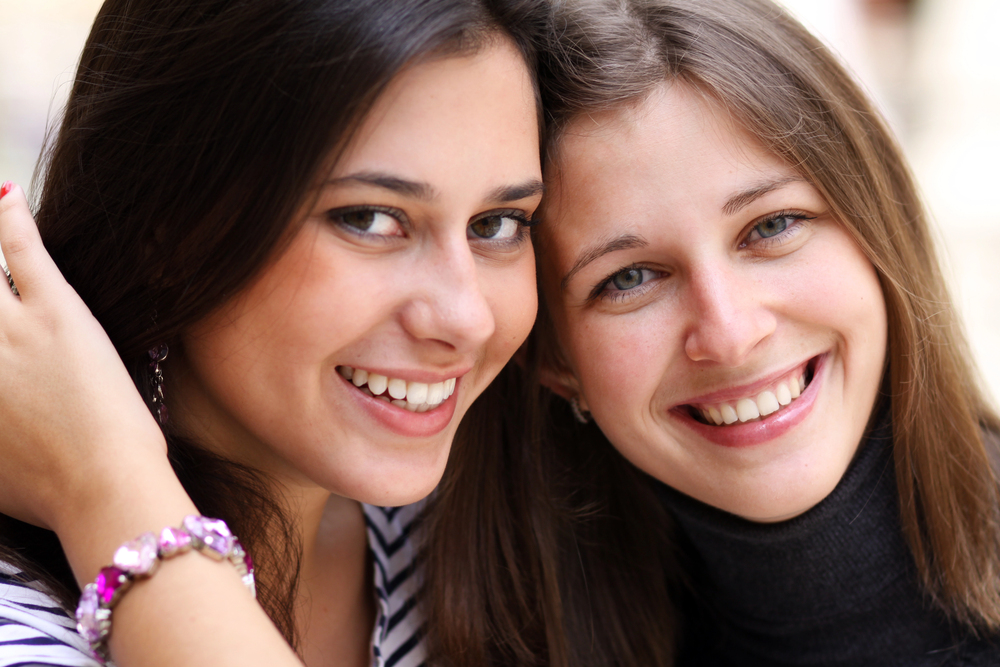 Composite Veneers vs Porcelain Veneers – What’s the Difference?
